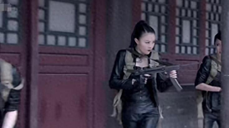 牛角胸罩，诱惑式舔刀尖，这些颠覆三观的镜头，看完让人一言难尽