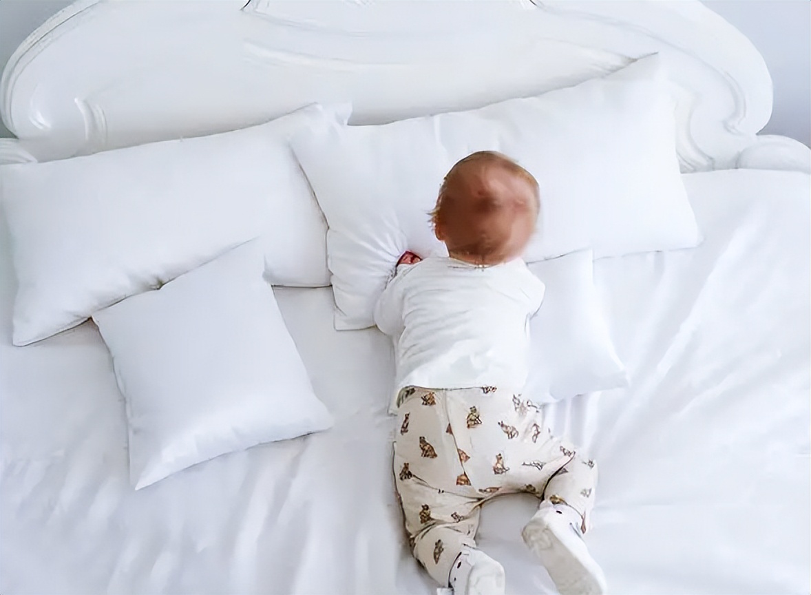 宝宝不会爬也不愿意趴怎么办,七个月宝宝不会爬总想站