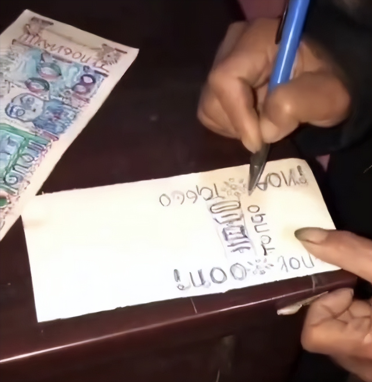 温州卖面条老人,浙江温州老人用手画钱币买面条