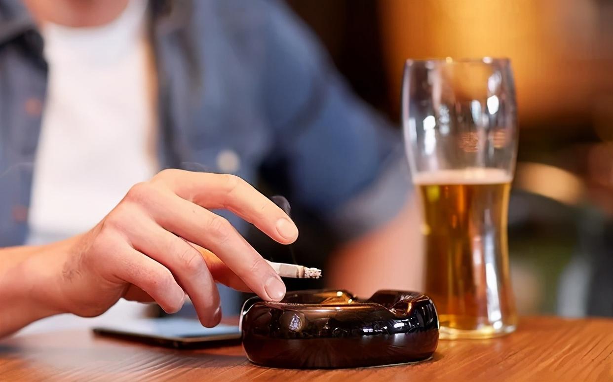 不喝酒睡不着戒酒多久能改善,坚持十天不喝酒的危害