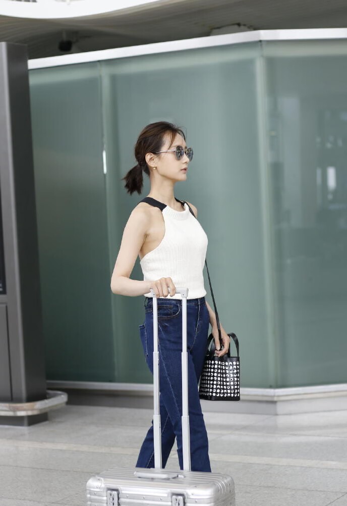 李一桐凸显好身材,李一桐机场完美身材