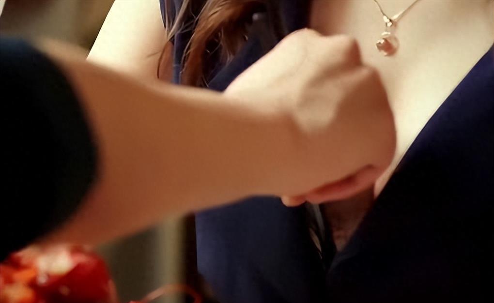 手撕*袜丝**，筷子夹胸，辣眼睛场景难忍受