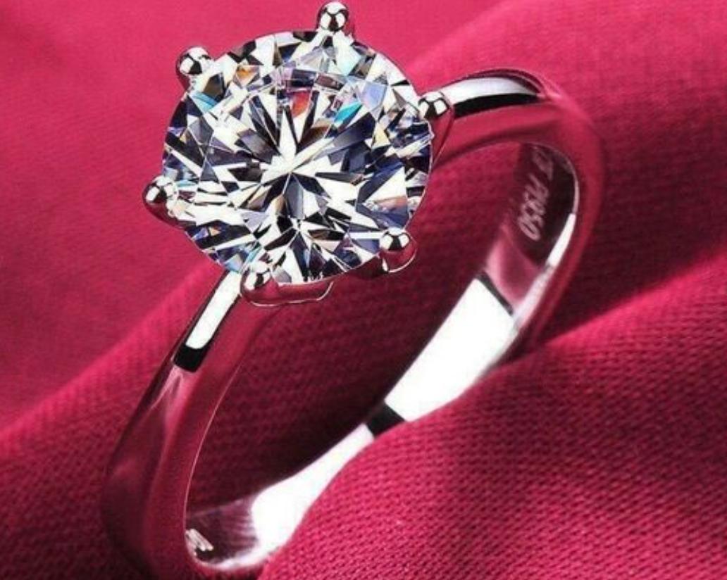 周大福两万元,周大福1万5买的钻戒回收多少钱