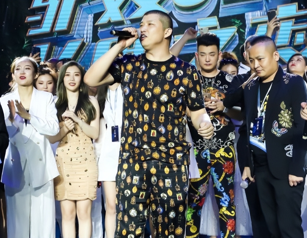 二驴借“榴莲事件”嘲讽辛巴：200万包飞机去泰国，豪赚3000多万