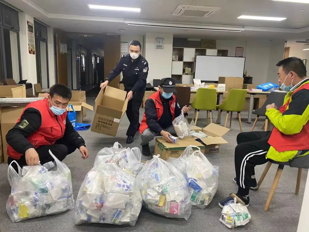 疫情防控民警帮助群众送药忙,一线战疫民警收到群众暖心关怀