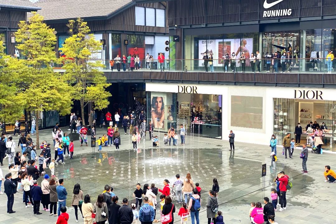 1年有150天住酒店,44次旅行,47次飞行!这江南女子怎么做到的?