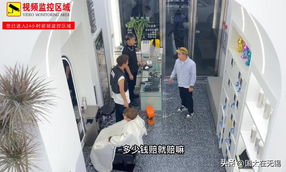 剪刀摔坏赔三万,敲诈和故意伤人能判几年