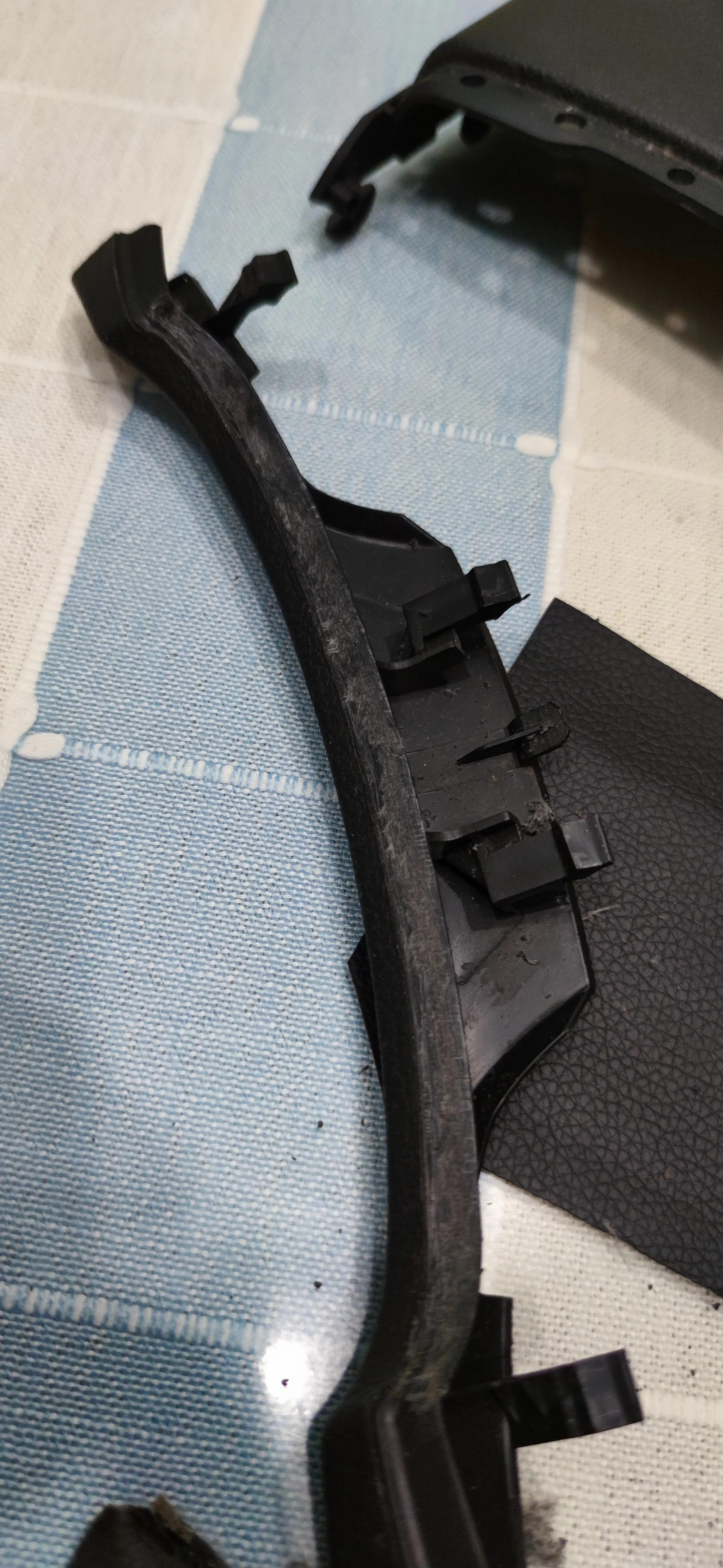 方向盘防尘罩免拆,更换方向盘下面防尘罩步骤