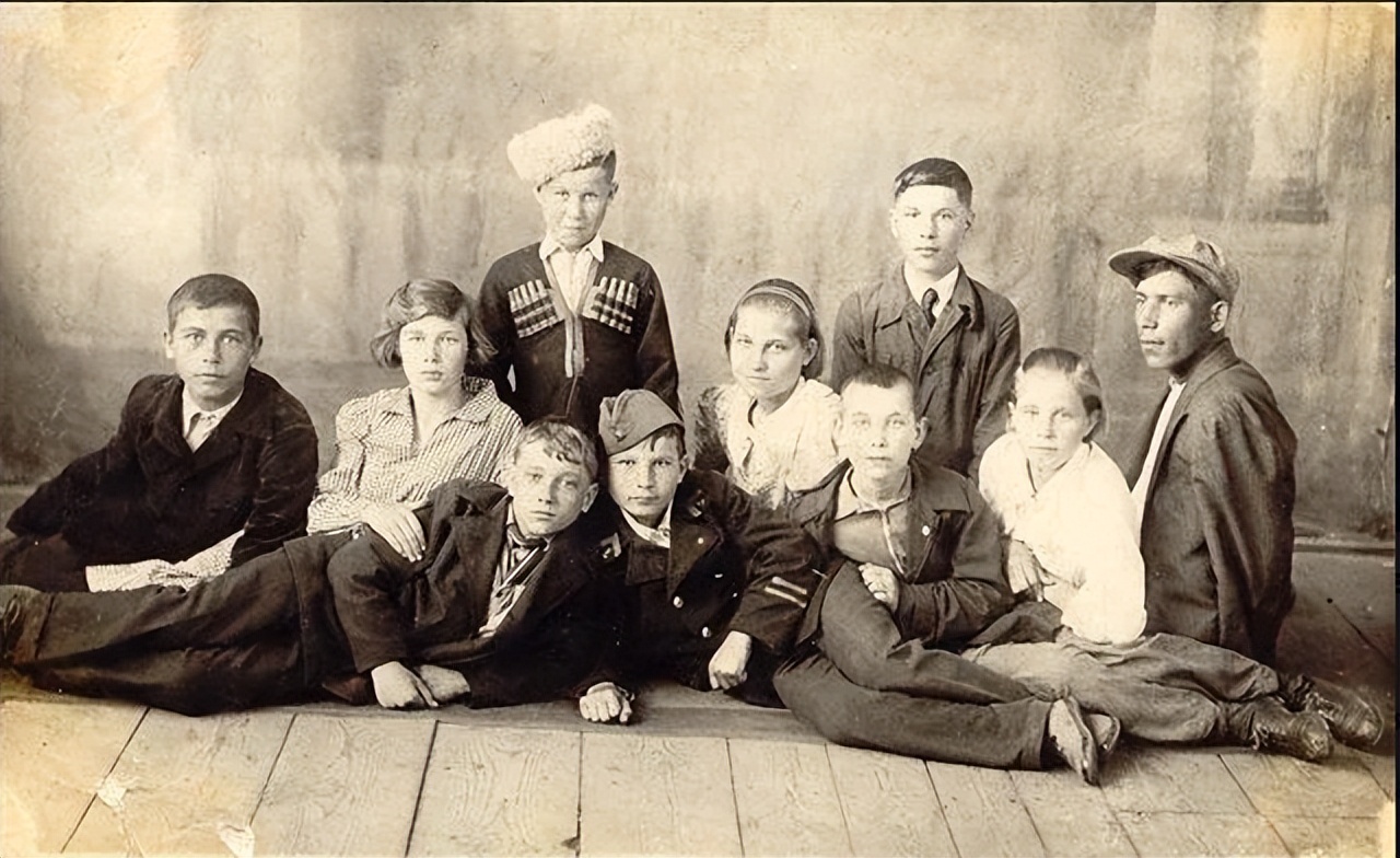 《青年近卫军》中谍战女孩的情感秘境，揭示风流背后的坚贞与纯真