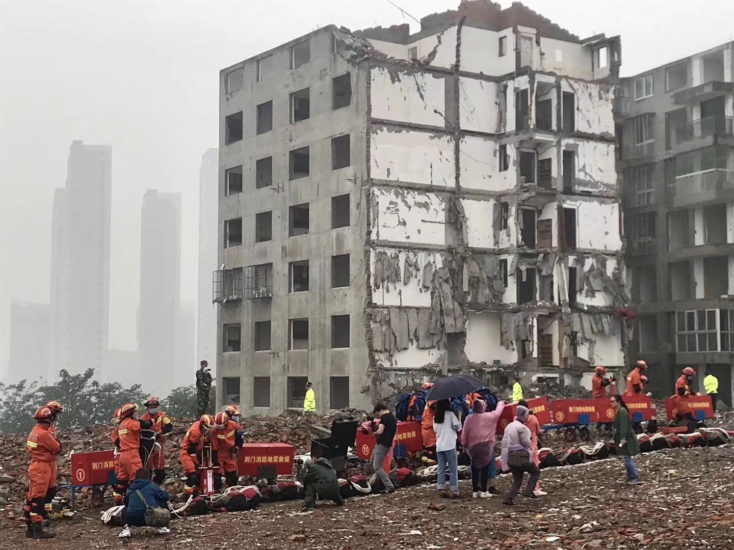 地震了高层怎么避险,地震高楼层如何躲避