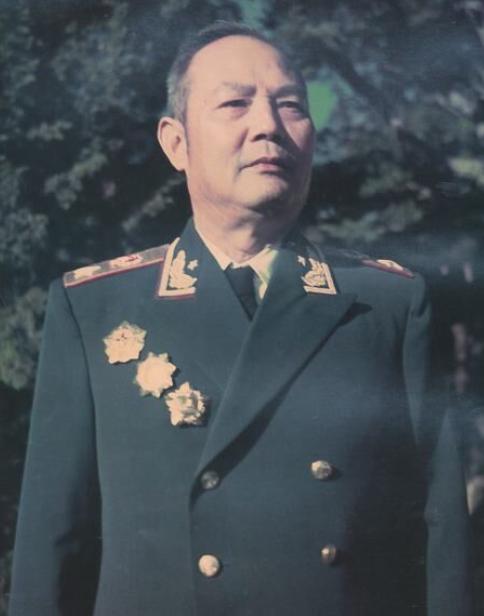 1949年，众人力劝毛主席搬进中南海，毛主席：我不搬，我不做皇帝