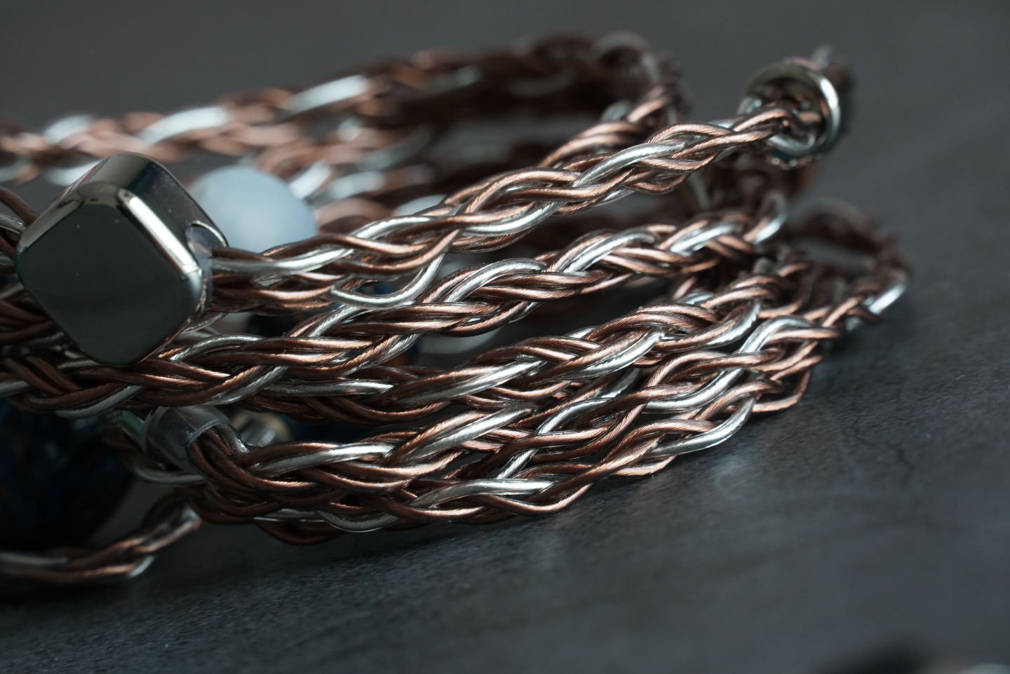 就像是送到宫里的耳机，仅3000元出头，靛蓝色木制入耳式动圈杰作