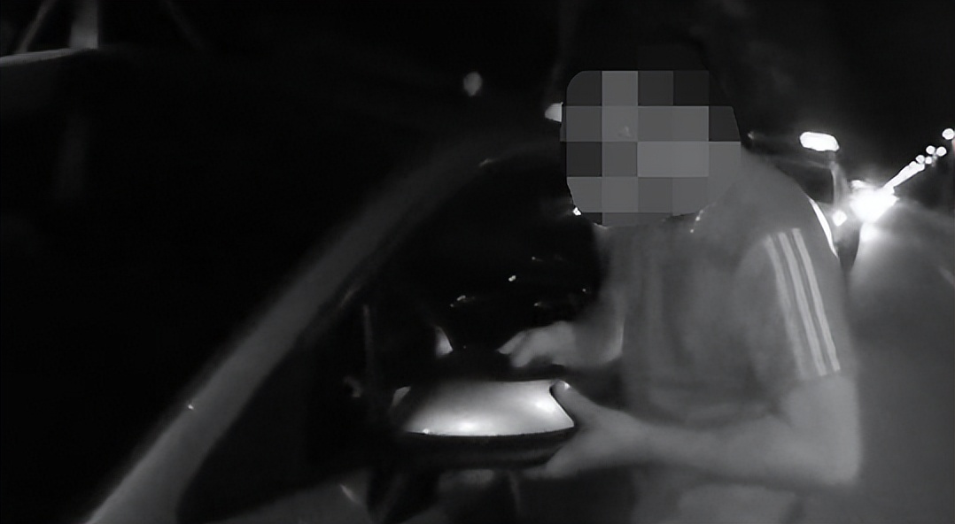 男子帮抢回手机刮到汽车被赔2000,车剐蹭全责对方修车5000元