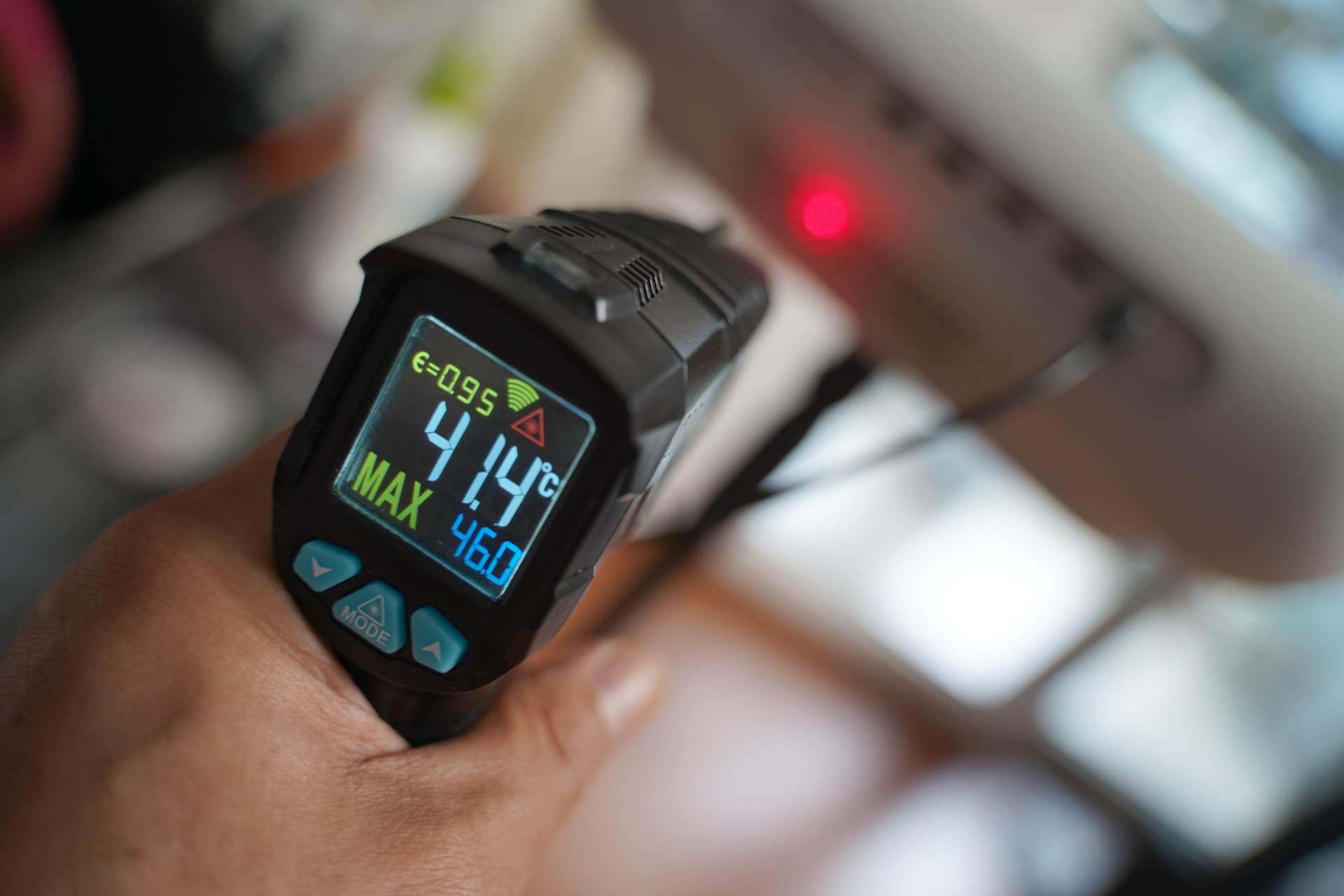 家里空间不够投影仪没法用，看看这台坚果O1S短焦投影仪