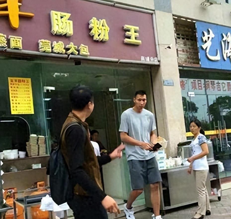 广东人穿拖鞋出门会给人什么感觉,广东人真的是穿拖鞋上大街吗