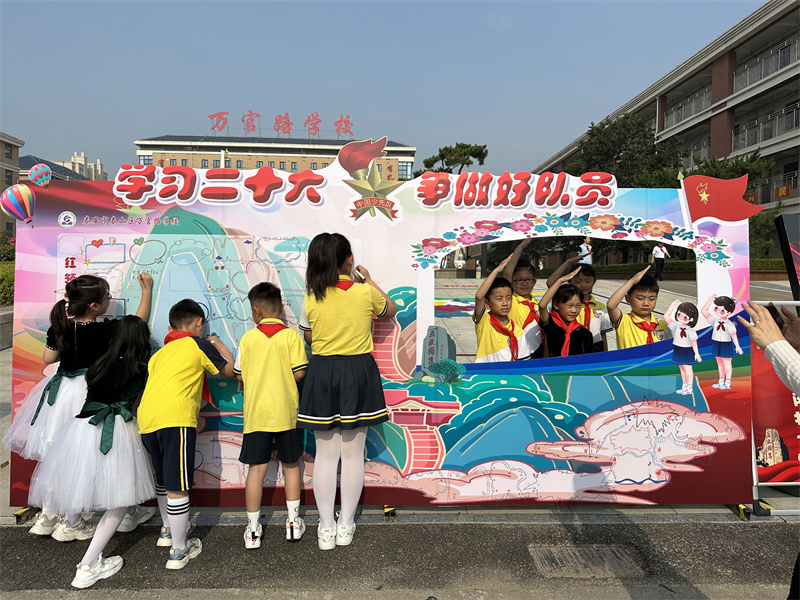 六一入队朋友圈,六一入队仪式主持词