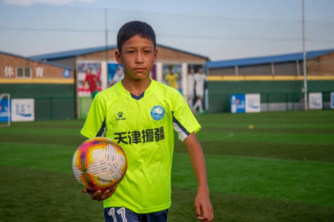 “十城带百县”助力乡村振兴|*疆新**和田足球小巴郎感受天津足协外教训练指导现场观战津超赛事