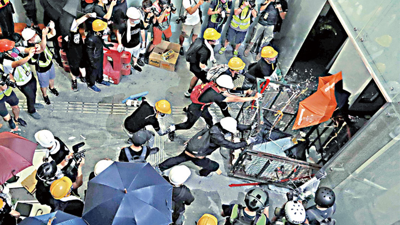 武警队长抓捕恐怖分子,暴恐分子袭击矿工