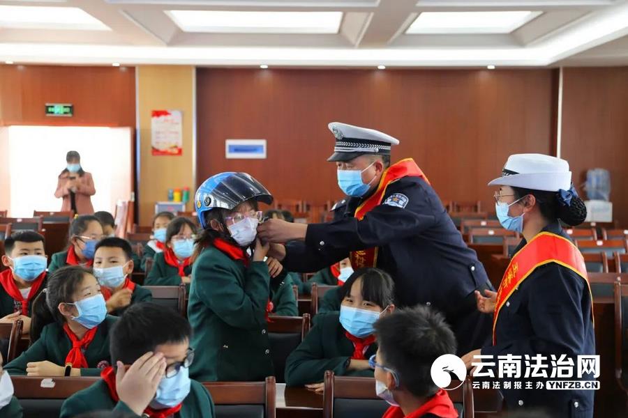 云南路小学交通安全宣传,加强中小学交通安全宣传