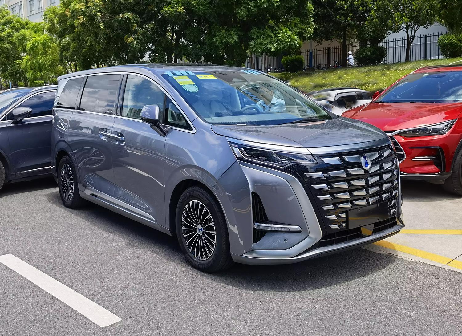 腾势d9新能源白色,腾势d9灰色纯电实车