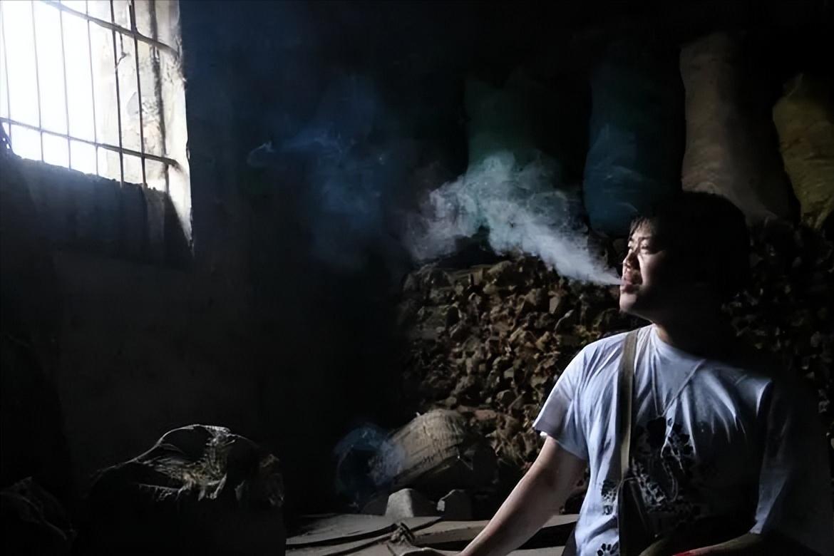 我34岁农村离婚男人，过年买8.5元一盒的香烟，被街坊邻居笑话