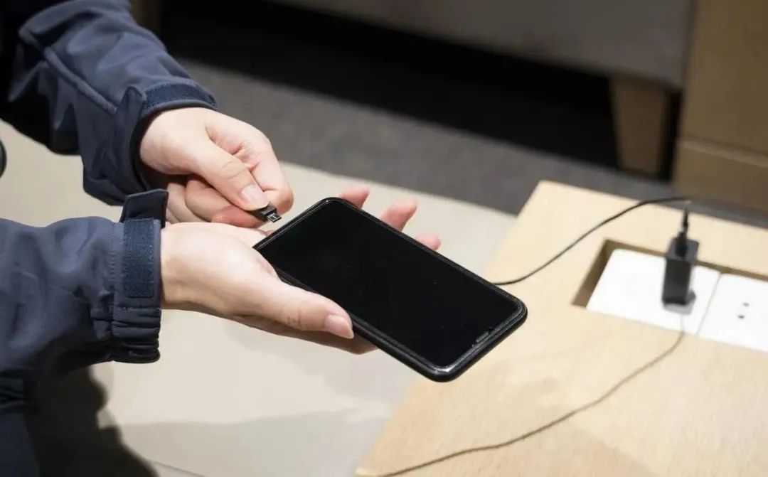 手机充电忘拔对手机寿命的影响,电没充满就拔会减少电池寿命吗