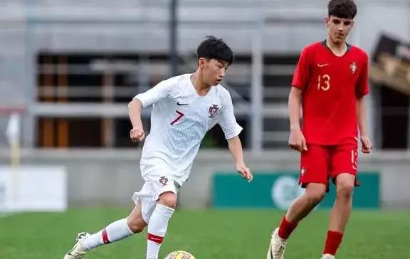 中国14岁球员王磊效力本菲卡u14,本菲卡u15王磊集锦