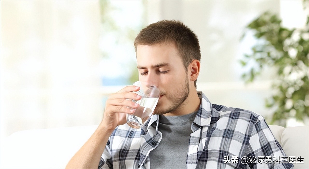 排尿很黄、异味很大？身体向你暗示的这3件事，可能与疾病有关