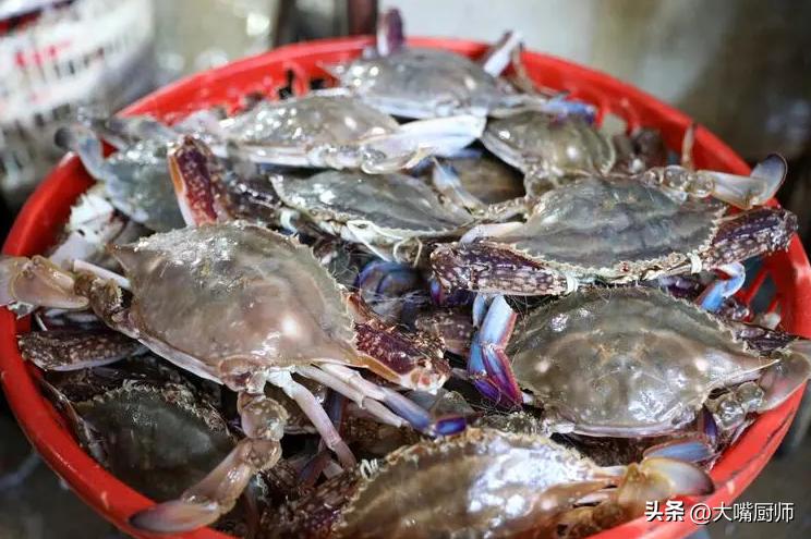 水产市场梭子蟹挑选方法,海鲜市场梭子蟹怎么挑选有肉肥