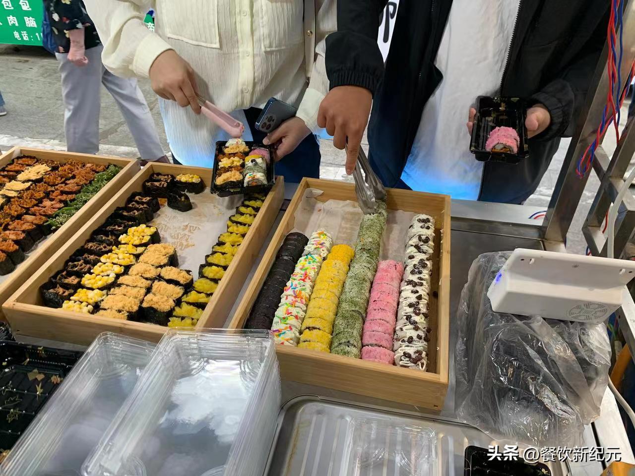 河南女子摆摊卖寿司走红,顾客调侃:味道很一般,但老板娘好看