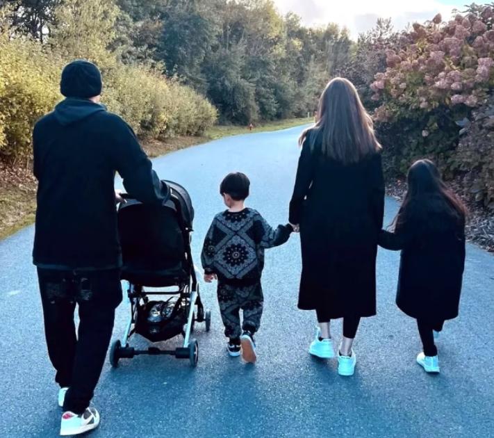 周杰伦晒儿子罗密欧赏画照,周杰伦儿子罗密欧发型