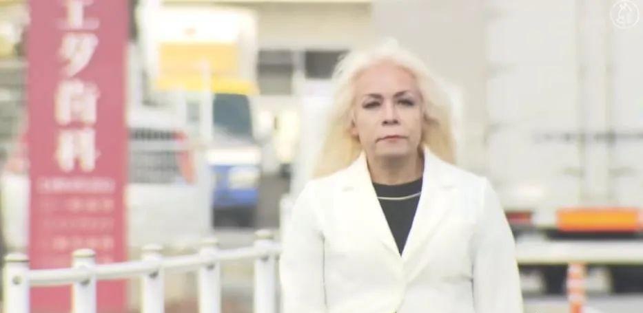 60岁老公突然变女人！梳双马尾穿短裙高跟鞋，妻子还帮洗内衣...