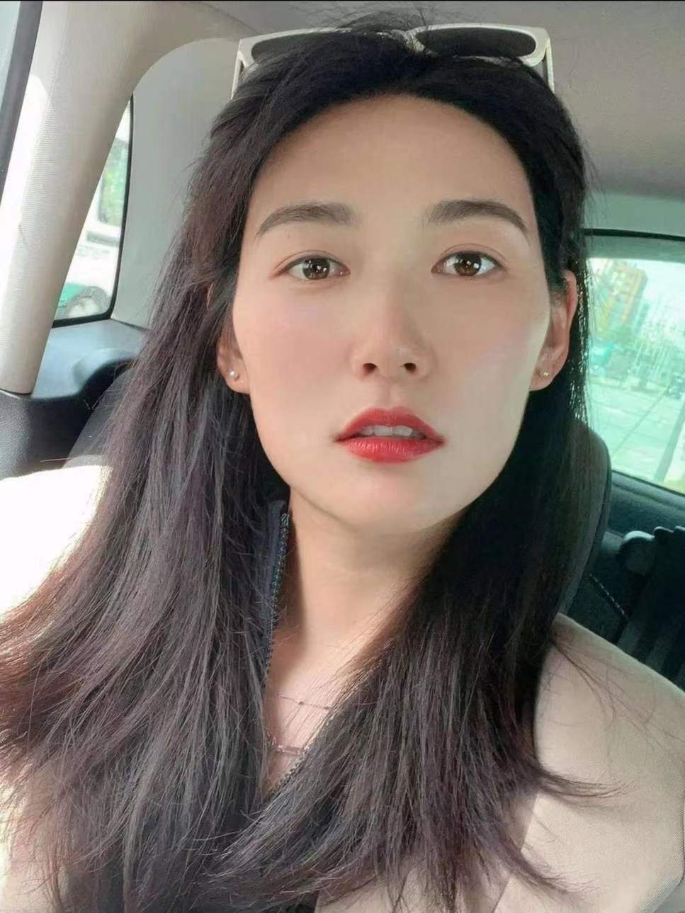 太美了！女足女神杨莉娜穿晚礼服亮相：杨莉娜被称为女足江疏影