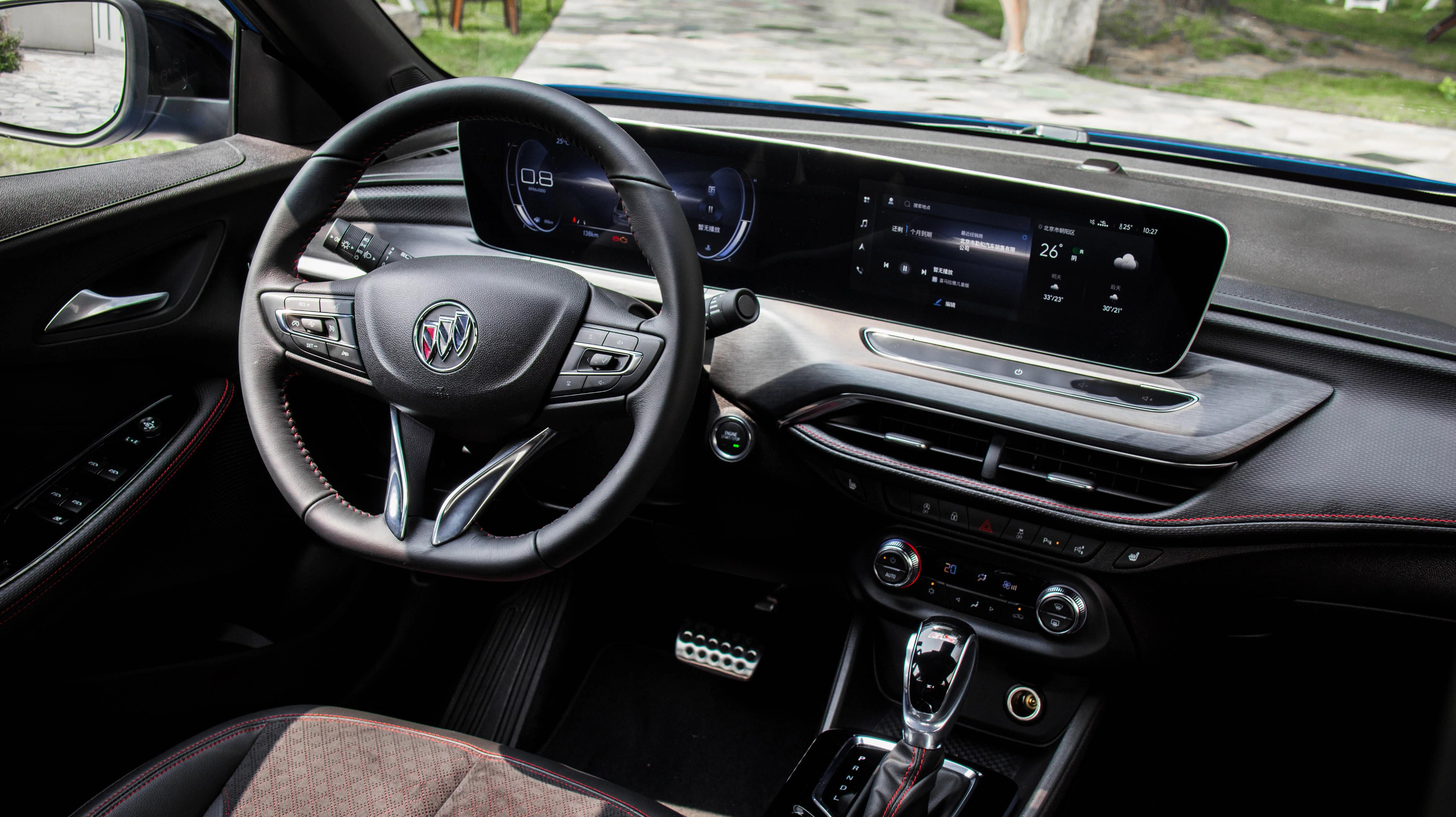 别克威朗ProGS，外观挺不错的，颜色是宝蓝色我很喜欢