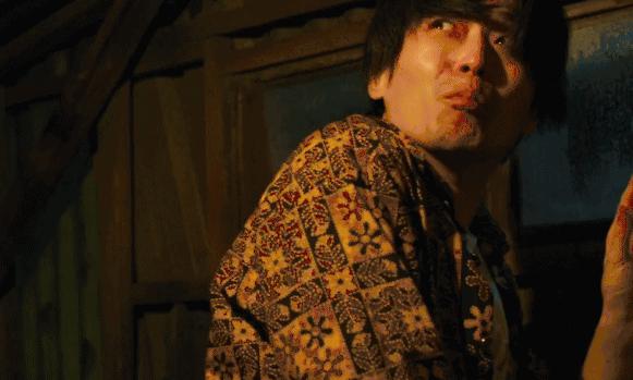 比《哭悲》还上头？逃犯吃屎，警察“全裸”查案，致敬《无间道》