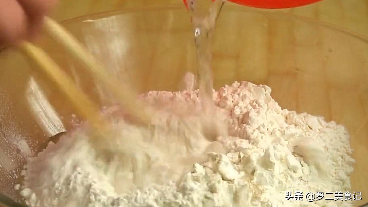 新型油条做法，全程手不沾面，筷子搅一搅，出锅蓬松又柔软，真香