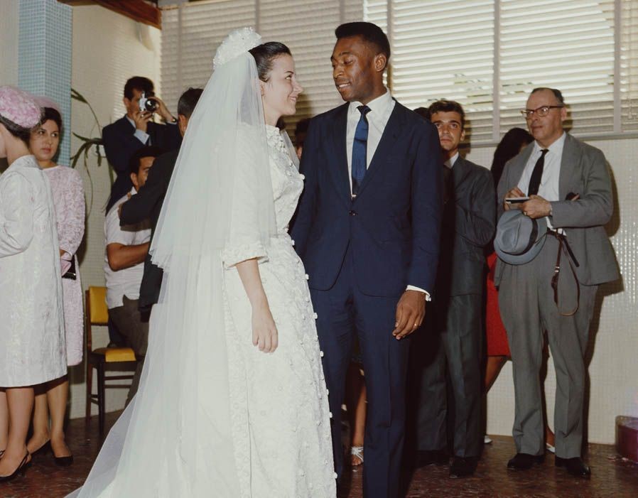 一个贫民窟走出的超级巨星,从贫民窟到球王的传奇故事