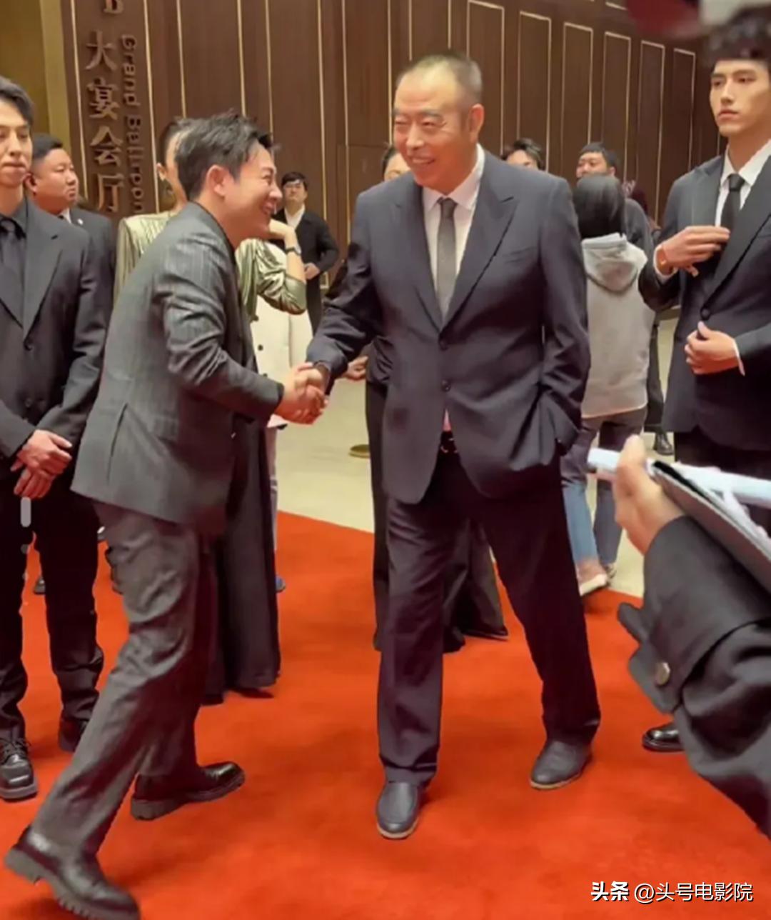 张颂文北京国际电影节搀扶关锦鹏,张颂文哭了的图片