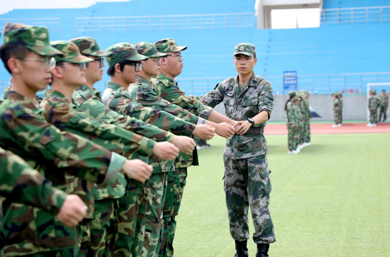 广东高校军训喝烟灰水,高校军训被泼烟灰水