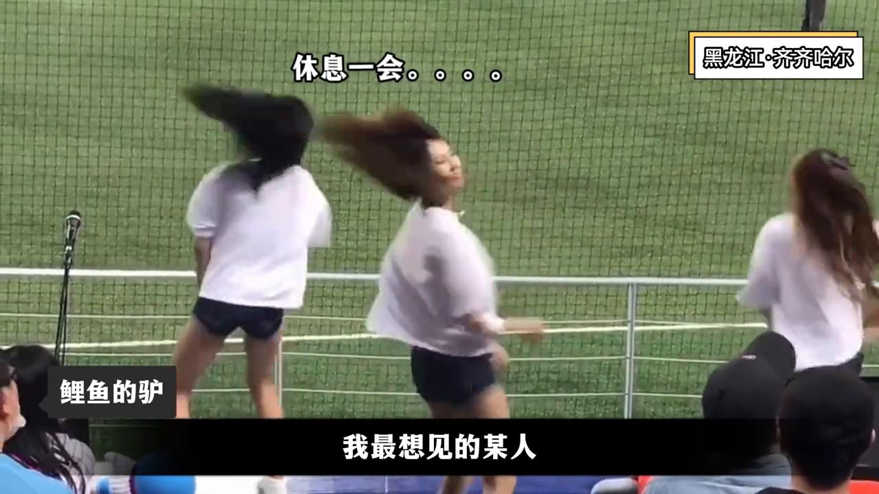 女生因为脚臭而被他人嫌弃,女子嫌弃男友脚臭