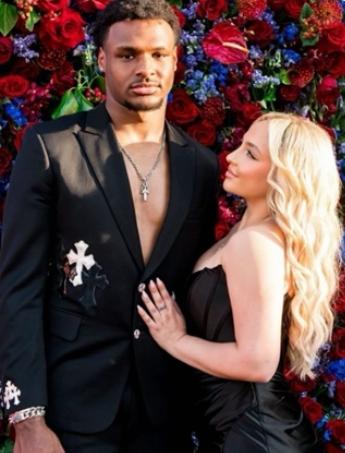 布朗尼住院2两天，白人女友全程陪伴！身材傲人性感堪称人间*物尤**