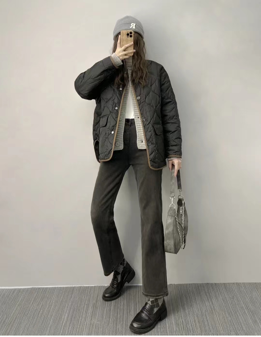 19冬羽绒服穿搭,韩款黑色羽绒服搭棕色长靴