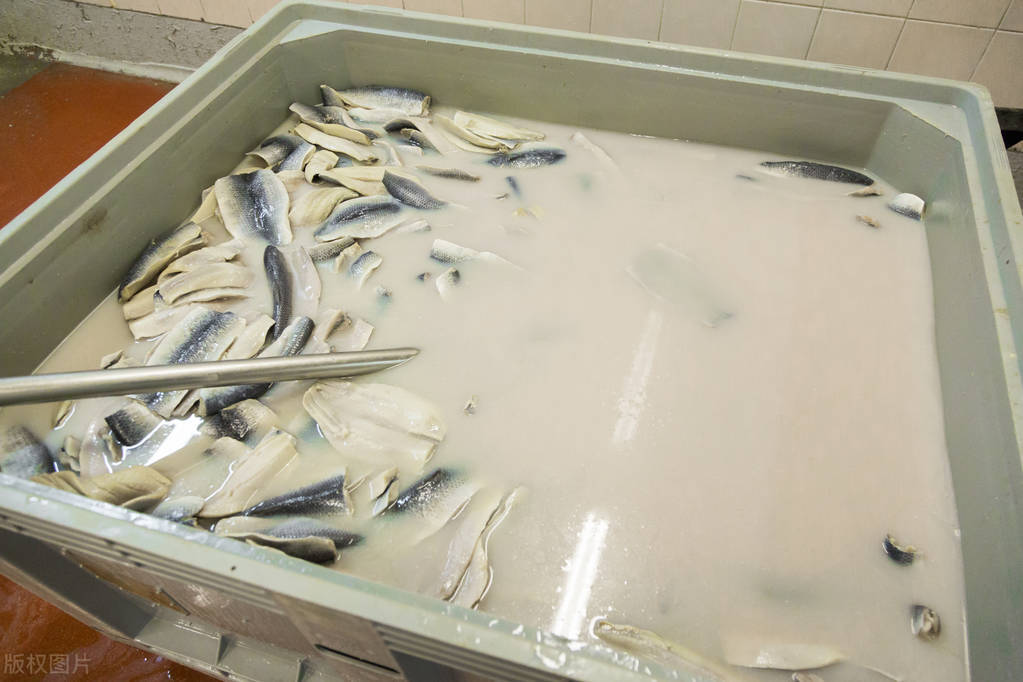 国产鲱鱼罐头与瑞士鲱鱼罐头,鲱鱼臭还是鲱鱼罐头做的臭