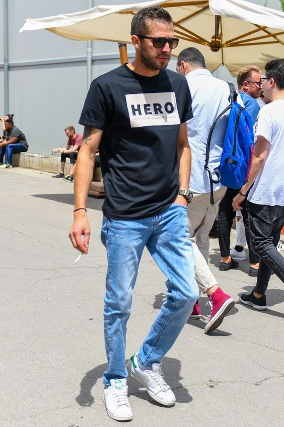 浅蓝色的牛仔裤很适合夏日穿搭,浅蓝色牛仔裤搭配秋冬日系