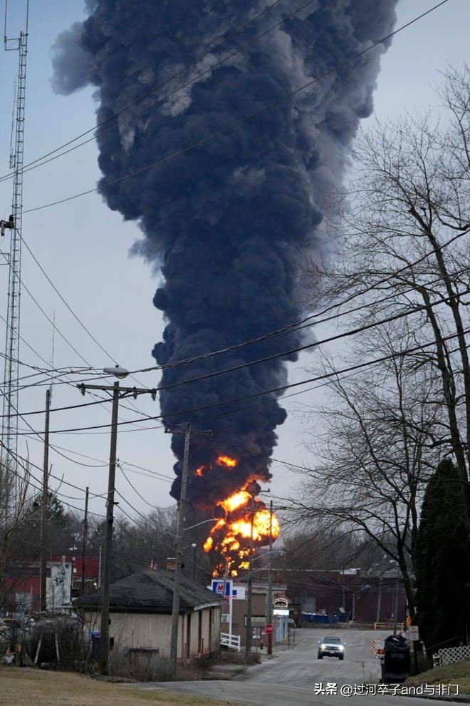 美国四次装危险品火车脱轨汇总,美国一火车脱轨危险化学品泄漏