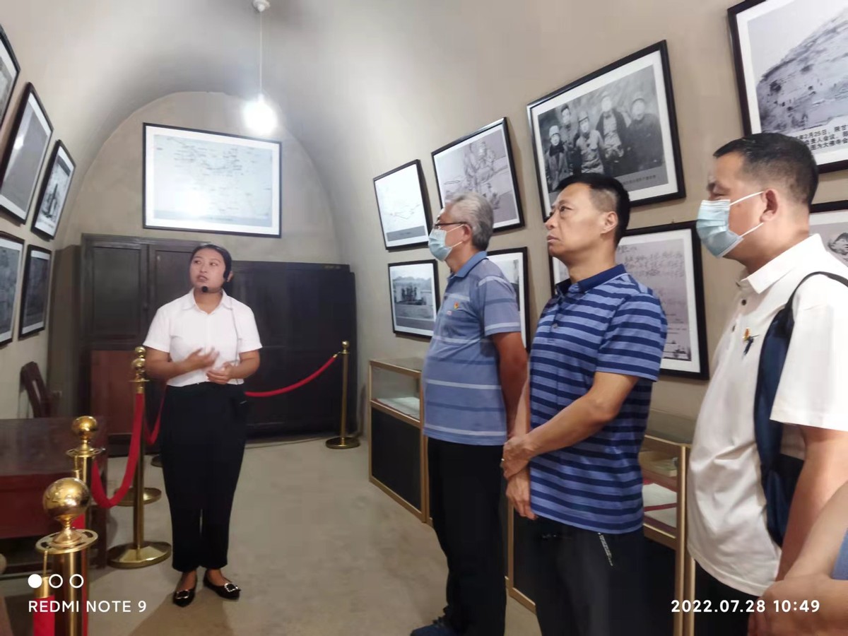 *党**史照亮新征程初心如磐砥砺行陕西秦康印染有限公司*党**委赴长武县亭北村革命旧址开展主题*党**日活动