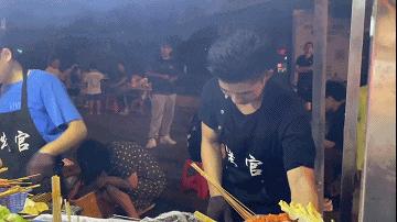 串啊串啊串,丽水小伙辞职做“烤官”!很多人赶去吃一口