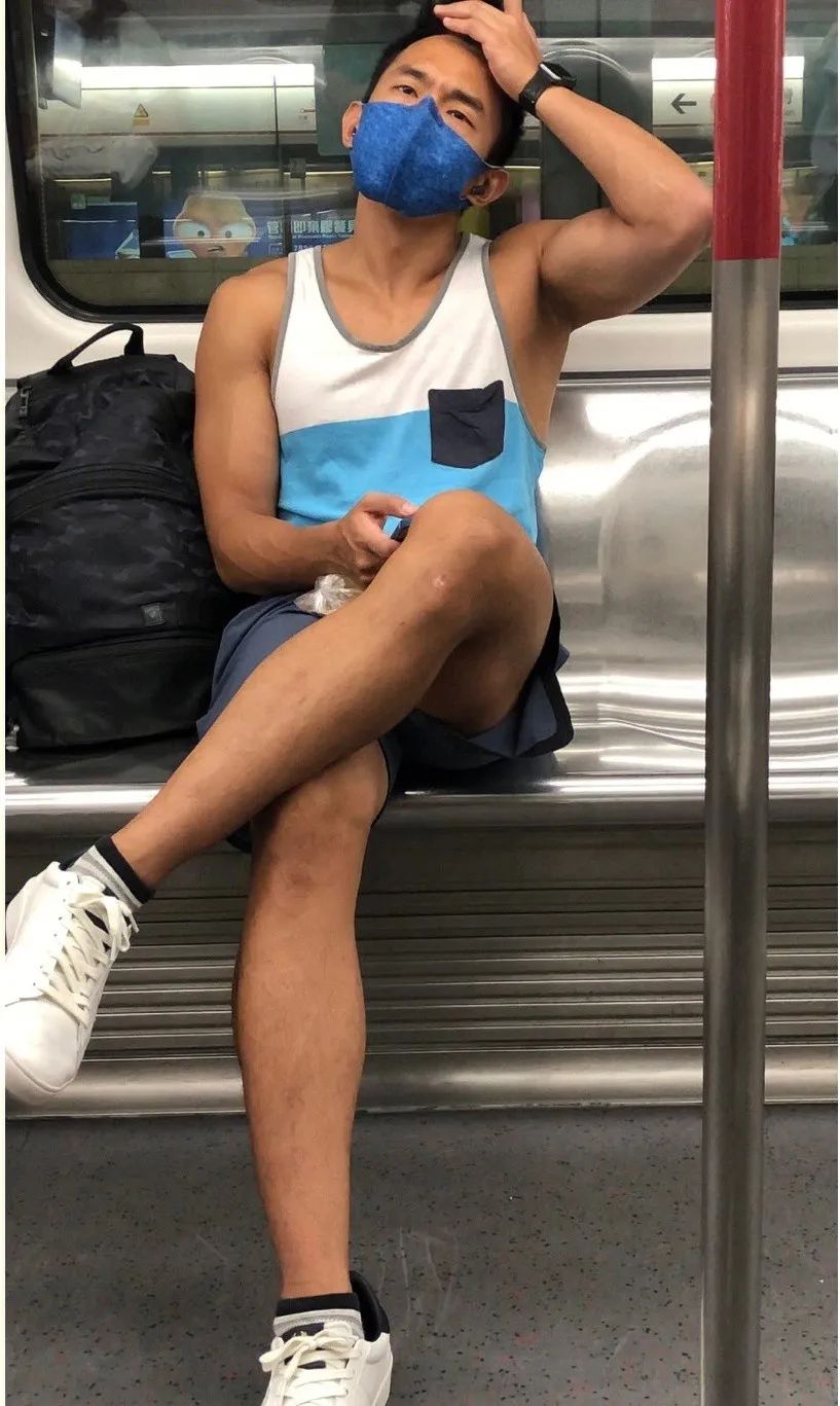 网友在路上拍到高中生,网友拍下地铁上一幕