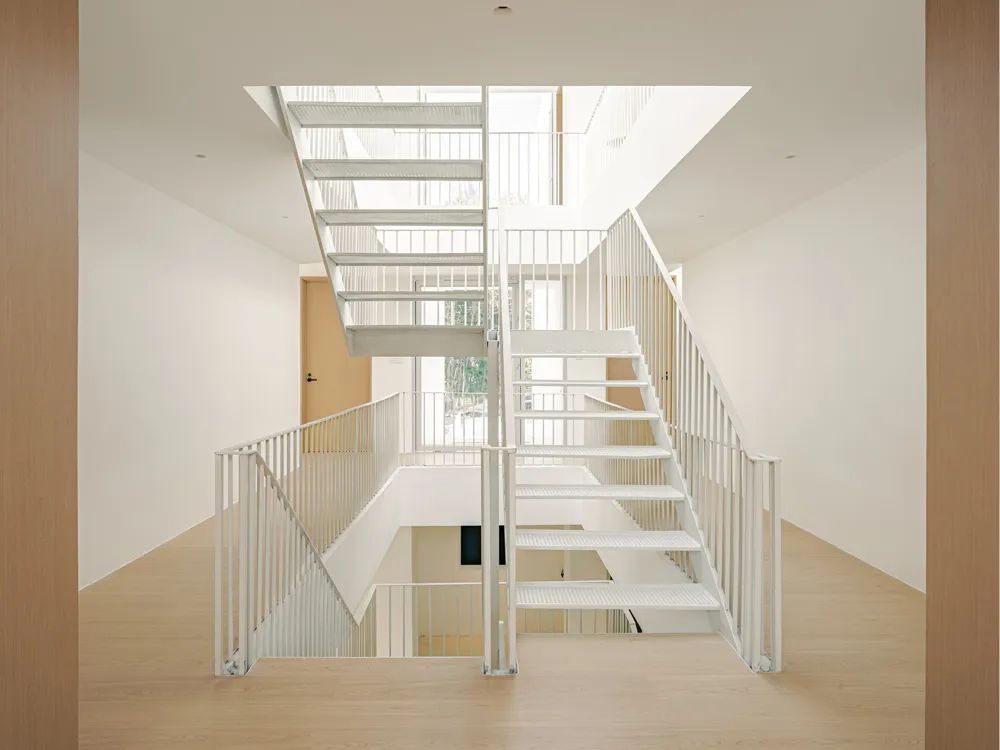 四个人回老家改造老房子,90后回农村建房子视频