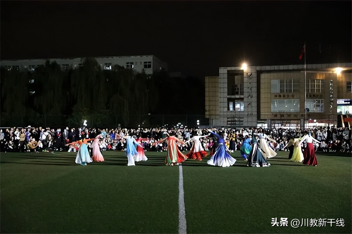 四川工商学院举行“祝福祖国”草坪歌舞秀